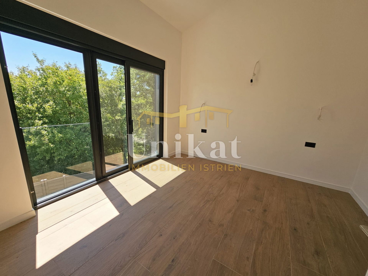 Moderna nuova costruzione con piscina vicino a Poreč